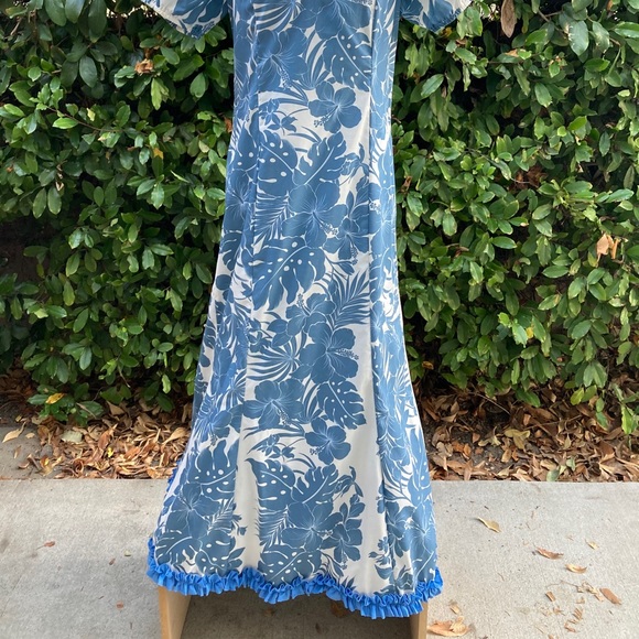 Royal Creation Hawaiian dress - Picture 2 of 6